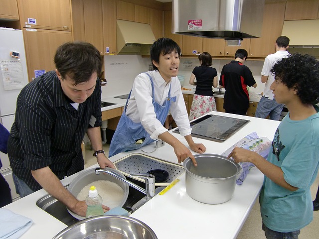 KCP students wash the rice before cooking.
