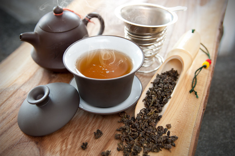 Oolong tea and leaves