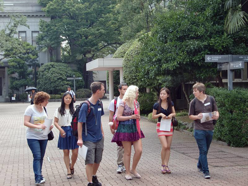 aoyama3 KCP students touring Aoyama Gakuin University