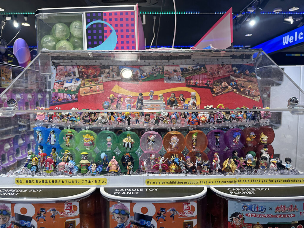 Gashapon dispenser with collectible figures